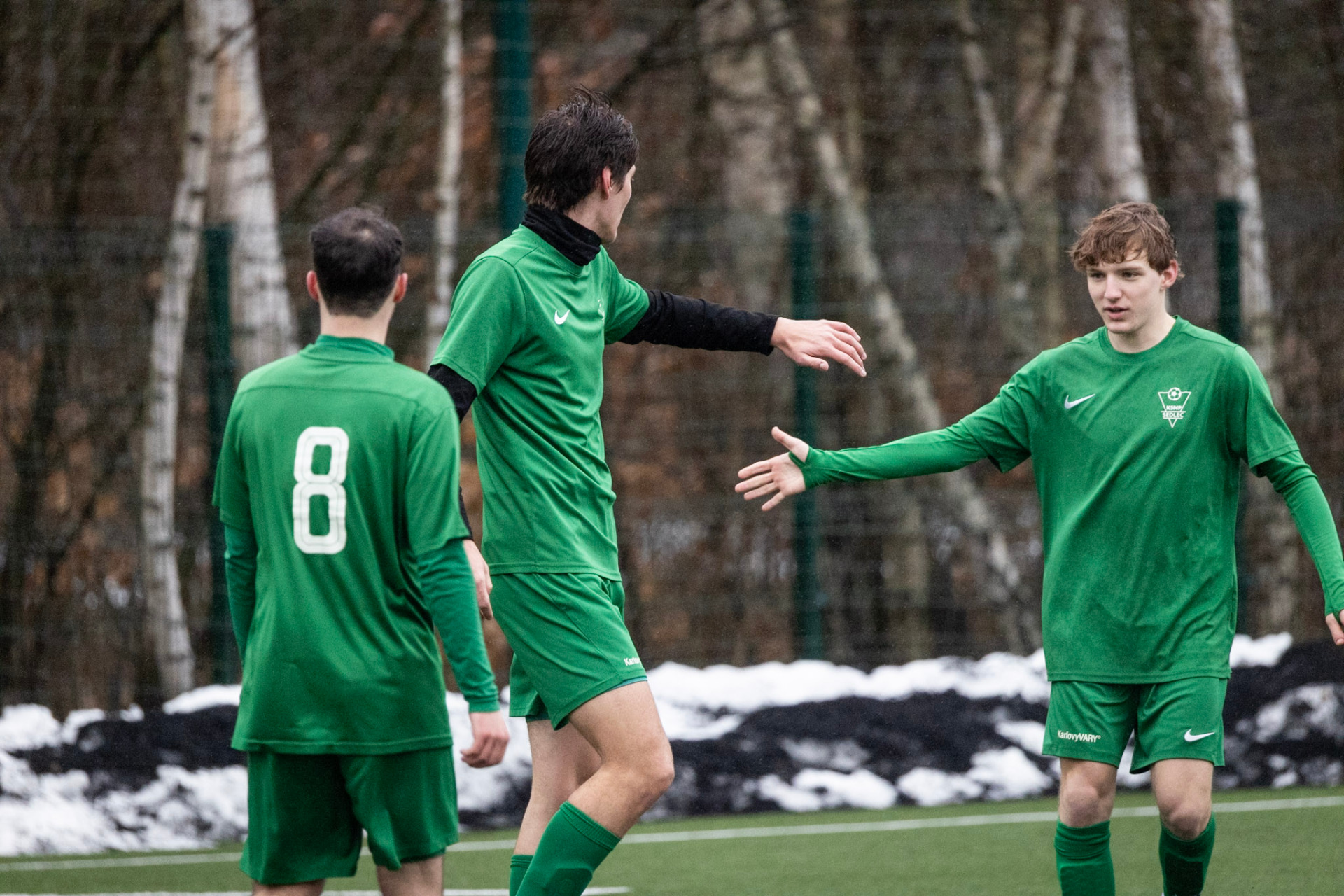 Přípravné utkání mužů 22. 2. 2026 | UMT Ostrov Sedlec – Sadov 5:2 (2:1) Branky: Gregor 2×, Košinár, Dvořáček, Jelínek Přípravné utkání splnilo svůj účel. Za deštivého počasí se hrálo korektně na obou stranách a po celý zápas jsme měli herní převahu. Kromě pěti vstřelených branek skončily další naše střelecké pokusy buď mimo branku, nebo na výborně chytajícím brankáři Danu Strýčkovi, kterého jsme soupeři pro tento zápas zapůjčili. Výsledek 5:2 tak odpovídá průběhu utkání i naší aktivitě během celého zápasu. - Trenér Martin Jícha -