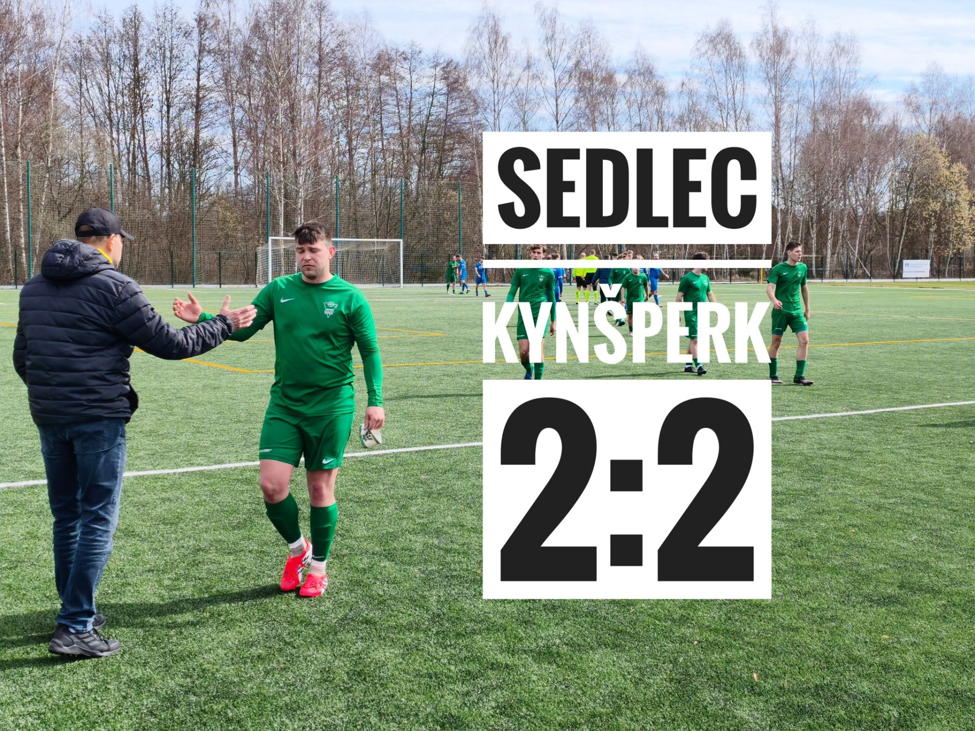 Muži: Remíza s Kynšperkem po dramatickém závěru Sedlec – Kynšperk 2:2 (1:0) 📅 28. 3. 2026 • 🏆 7. liga mužů 📍 Hřiště: Ostrov – UMT Branky: Štork, Košinár Sestava Sedlec: Michovský Jiří, Oncirk Štěpán, Gregor Pavel, Miko Maikel, Chlapovič Šimon, Štěpán David, Horváth Marek, Štork Jakub, Košinár David, Jelínek Filip, Prečan Philippe Střídající: Kapr Josef, Ranš Vojtěch Utkání nabídlo dramatický průběh a nakonec i dělbu bodů. Sedlec měl zápas výborně rozehraný, ale hosté z Kynšperku dokázali v samotném závěru srovnat. První poločas se hrál ve vysokém tempu a z obou stran aktivně. Sedlec si vytvořil několik nadějných brejkových situací, kterým však chyběla přesnější koncovka. Nebezpeční byli i hosté, kteří dvakrát zahrozili z přímých kopů, ale v obou případech zachránilo domácí břevno. Skóre se měnilo až v závěru první půle. Ve 45. minutě vyslal Marek Horváth z hranice vápna nebezpečnou střelu, kterou brankář pouze vyrazil. Na dorážku nejrychleji zareagoval Jakub Štork a poslal Sedlec do vedení – 1:0. Do druhého poločasu vstoupili domácí ideálně. Po pěkné kombinační akci vyslal Kapr dopředu Štorka, který zatáhl míč po lajně a přesnou přihrávkou našel Davida Košinára, jenž uklidil míč do prázdné brány – 2:0. Hosté se však nevzdali. V 57. minutě po přímém kopu vznikl ve vápně zmatek, při kterém zůstal jeden z domácích hráčů ležet na zemi. K odraženému míči se dostal hráč Kynšperku a snížil na 2:1. Rozhodnout mohl v 60. minutě Košinár, který se po individuální akci dostal do zakončení, ale jeho střela skončila pouze na tyči. Závěr utkání patřil hostům. Tři minuty před koncem se jim podařilo po tlaku vyrovnat krásnou střelou k tyči na konečných 2:2. Sedlec tak z dobře rozehraného zápasu bere pouze bod.