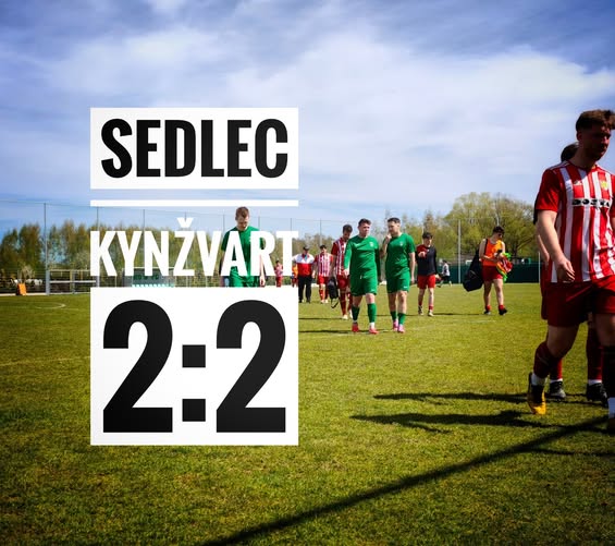 Bod s lídrem, který chutná i mrzí Sedlec – Kynžvart 2:2 (1:2) 📅 25. 4. 2026 • 7. liga Branky Sedlece: David Košinár, Patrik Škamla Zápas s lídrem tabulky se nám povedl. Po nepříliš přesvědčivých výsledcích jsme doma potřebovali zabrat a nenechat se svázat tím, že proti nám stojí tým z čela soutěže. Prvních dvacet minut bylo vyrovnaných, pak ale soupeř udeřil nenápadnou střelou a šel do vedení. Sedlec ale nic nezabalil – aktivita přinesla ovoce, když se prosadil David Košinár krásným přehozením brankáře – 1:1. Kynžvart poté přidal a ještě do poločasu si vzal vedení zpět – 1:2. Druhý poločas byl z naší strany výrazně lepší. Soupeře jsme drželi dál od branky a tlačili se za vyrovnáním. To přišlo těsně před koncem – po přímém kopu Kornatovského dorážel Patrik Škamla – 2:2. Mrzet může neproměněná penalta, která mohla vývoj zápasu otočit. Před zápasem bychom bod brali všema deseti, po průběhu utkání ale zůstává lehká pachuť, že mohlo být i víc. I tak je potřeba výkon ocenit – Kynžvart body nerozdává. Kaňkou zápasu je zranění Jakuba Štorka, který po tvrdém zákroku skončil na lavičce a musel být odvezen sanitkou na vyšetření. Držíme palce, ať je v pořádku! 🙏