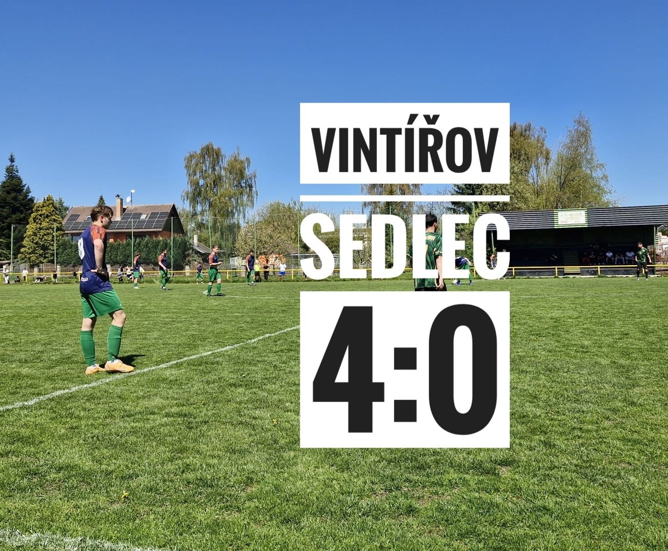 Vintířov – KSNP Sedlec 4:0 (0:0) 2. 5. 2026 • muži • 7. liga Úvod jako vždy. Drželi jsme míč, snažili se hrát kombinačně a herně jsme byli lepším týmem. Jenže znovu jsme dopláceli na neproměněné šance a soupeřovu efektivitu. Vintířov čekal na naše chyby, hrozil z dlouhých nákopů a rychlých protiútoků a v závěru nás tvrdě potrestal. První poločas nabídl z naší strany aktivní výkon. Soupeře jsme drželi pod tlakem, ale chyběla větší přesnost a klid ve finální fázi. Domácí postupně srovnali tempo hry, přesto se do kabin odcházelo za bezbrankového stavu. Do druhé půle jsme vstoupili výborně. Ve 47. minutě se Šajtoš krásně protáhl přes dva hráče a jeho přízemní střela skončila jen na tyči. Bohužel přišlo klasické "nedáš – dostaneš". O pár minut později domácí po rychlé akci otevřeli skóre. Zápas navíc komplikovala zdravotní omezení. Michyho trápilo koleno a David Štěpán dohrával se sebezapřením. V 70. minutě přišlo trojnásobné střídání, kdy nastoupili Pavel Kady, Matěj Khas a Kuchvy, ale domácí postupně získávali převahu. V 78. minutě přišel smolný moment. Po standardní situaci skončil míč po nešťastném zásahu Oncirka ve vlastní síti – 2:0. Sedlec se ještě snažil vrátit do utkání, ale Košíkův průnik zastavil domácí brankář. Závěr už patřil domácím. Vintířov přidal další dvě branky po rohových kopech a uzavřel skóre na konečných 4:0. Hořká porážka po zápase, který výsledkově vůbec neodpovídá průběhu prvních šedesáti minut. Musíme se oklepat a soustředit se na další utkání. 💙