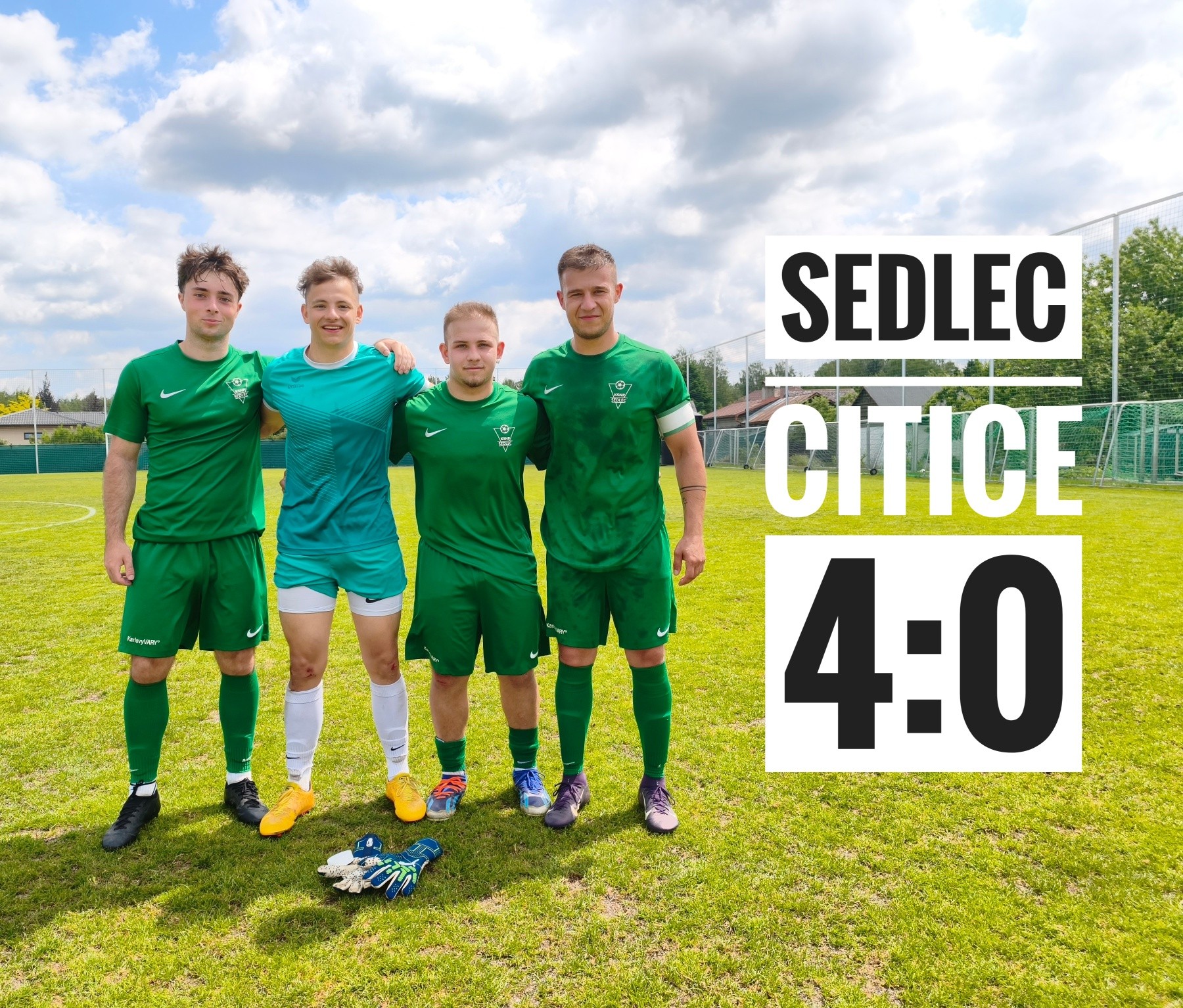 Důležité tři body pro upevnění postavení v tabulce! Sedlec doma přejel Citice 4:0!
𝗞𝗦𝗡𝗣 𝗦𝗲𝗱𝗹𝗲𝗰 – 𝗦𝗼𝗸𝗼𝗹 𝗖𝗶𝘁𝗶𝗰𝗲 4:0 (2:0)
30. 5. 2026 • muži • 7. liga
Branky:
⚽ 7. Maikel Miko
⚽ 30. Josef Kapr
⚽ 57. Maikel Miko
⚽ 81. Dominik Rajtšlegr (vlastní)
Sestava Sedlec: Jiří Michovský, Pavel Gregor, Maikel Miko, Marek Horváth, Jakub Blahůt, David Štěpán, Josef Kvak, Daniel Diro, Majd Kansou, Josef Kapr, Philippe Prečan.
Náhradníci: Vojtěch Zemek, Patrik Škamla, David Košinár, Matyáš Jícha.
Sedlec vstoupil do utkání ve velkém stylu a prvních dvacet minut se hrálo prakticky jen na jednu branku. Aktivní nástup přinesl rychlé vedení už v 7. minutě, kdy Maikel Miko pohotově dorazil míč z malého vápna po pěkné akci z pravé strany.
Další šance na sebe nenechaly dlouho čekat. Dva přesné centry Horvyho našly Gregyho, ale ani jedna hlavička gólem neskončila. Sám Horvy navíc ve 20. minutě orazítkoval z přímého kopu břevno.
Ve 30. minutě pak utekl obraně Josef Kapr a přesnou střelou k tyči zvýšil na 2:0.
Po změně stran pokračoval Sedlec v aktivním výkonu. V 57. minutě přidal svůj druhý zásah Maikel Miko, když si na hranici vápna vytvořil prostor a nekompromisně zakončil k tyči – 3:0.
Citice si největší šanci druhého poločasu vytvořily v 70. minutě, ale Michovský skvělým dvojzákrokem udržel čisté konto. Definitivní podobu výsledku dal v 81. minutě nešťastný vlastní gól hostů po malé domů, kterou brankář nedokázal zpracovat – 4:0.
Pohodový domácí zápas, čisté konto a zasloužené tři body.